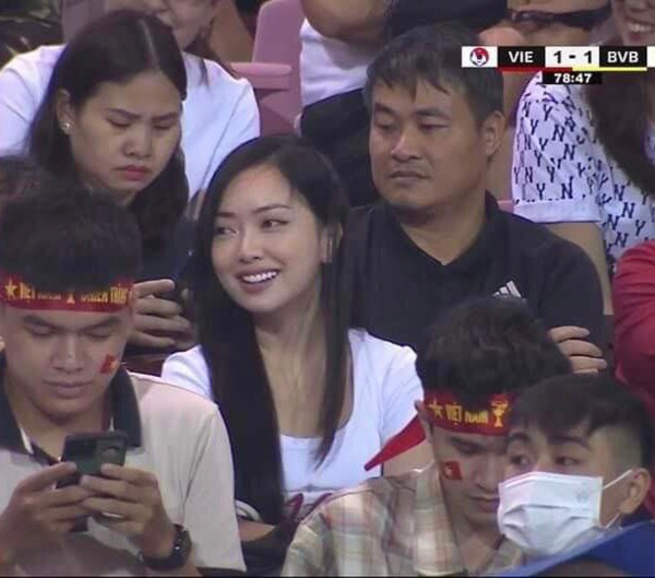 Vợ Hà Đức Chinh 'gây sốt' vì nhan sắc trong trận Việt Nam với Dortmund - Ảnh 3.