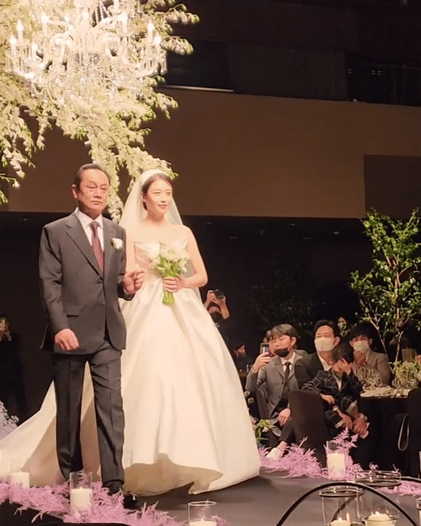 Đám cưới Jiyeon (T-ara): Cô dâu đẹp xỉu, chú rể và IU - Lee Hongki biến hôn lễ thành concert, T-ara - Suju dẫn đầu dàn siêu sao - Ảnh 7.