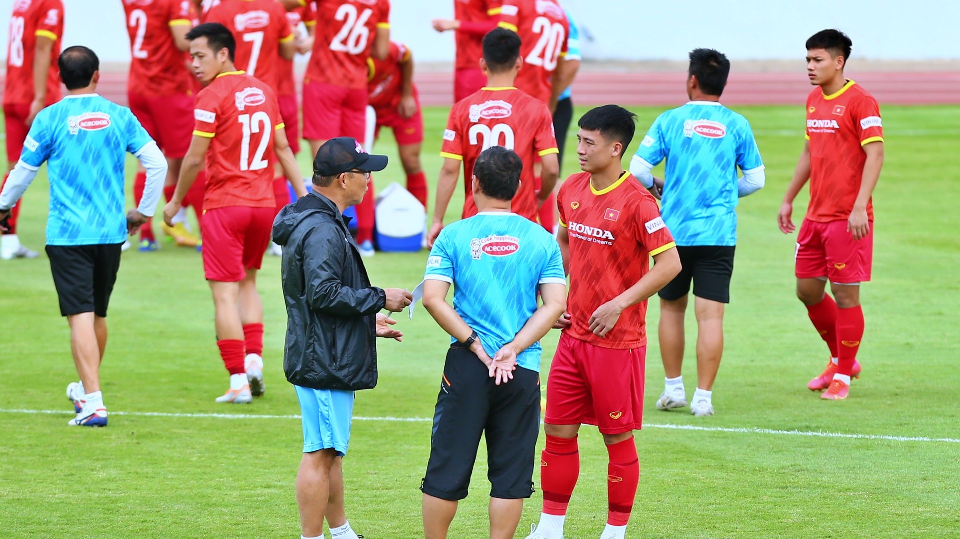 Bản tin bóng đá Việt Nam tối ngày 10/12: 2 tuyển thủ Việt Nam bị ngộ độc
