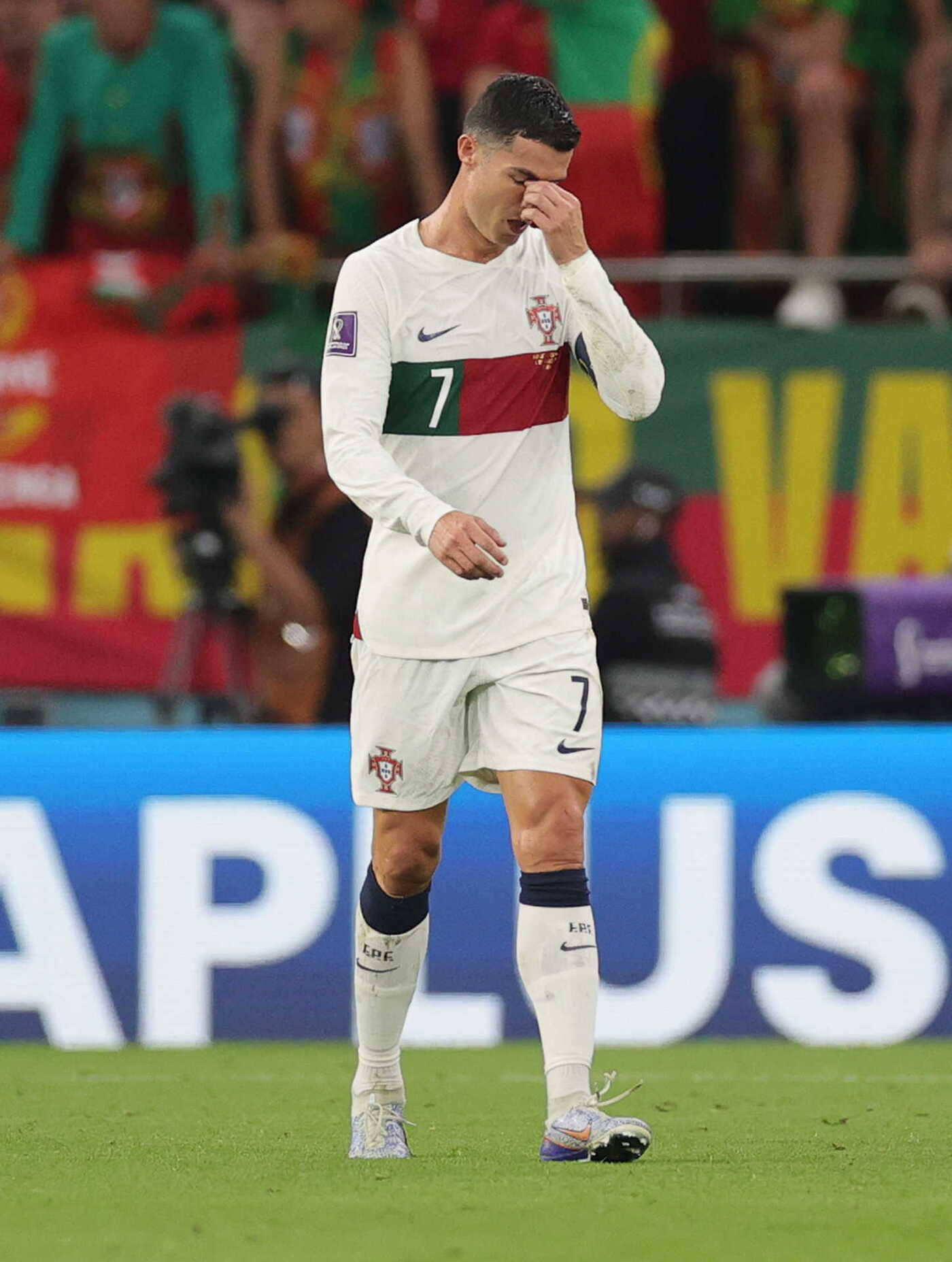 Ronaldo khóc nức nở sau khi ĐT Bồ Đào Nha bị loại ở World Cup 2022 - Ảnh 3.