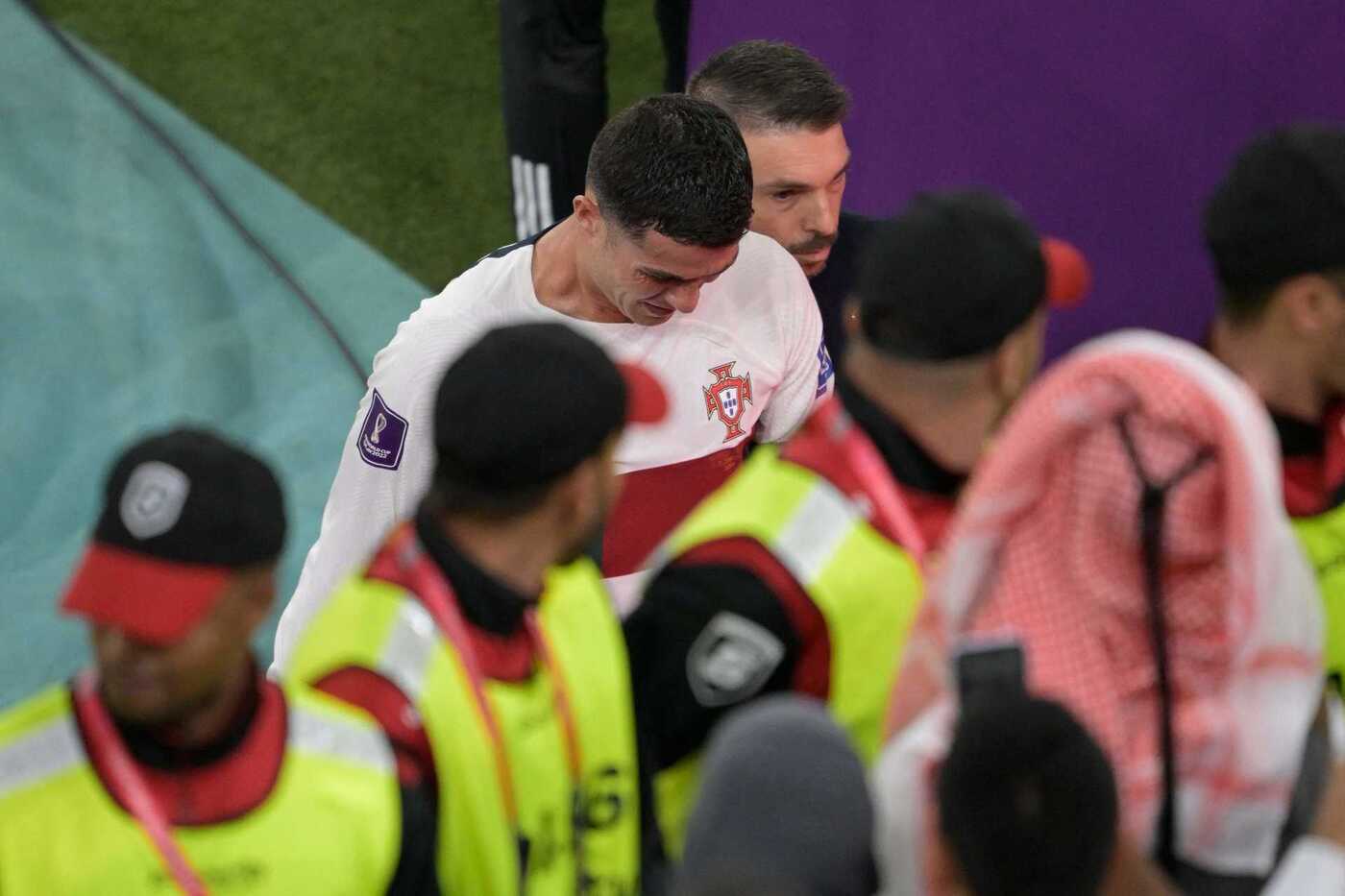 Ronaldo khóc nức nở sau khi ĐT Bồ Đào Nha bị loại ở World Cup 2022 - Ảnh 5.
