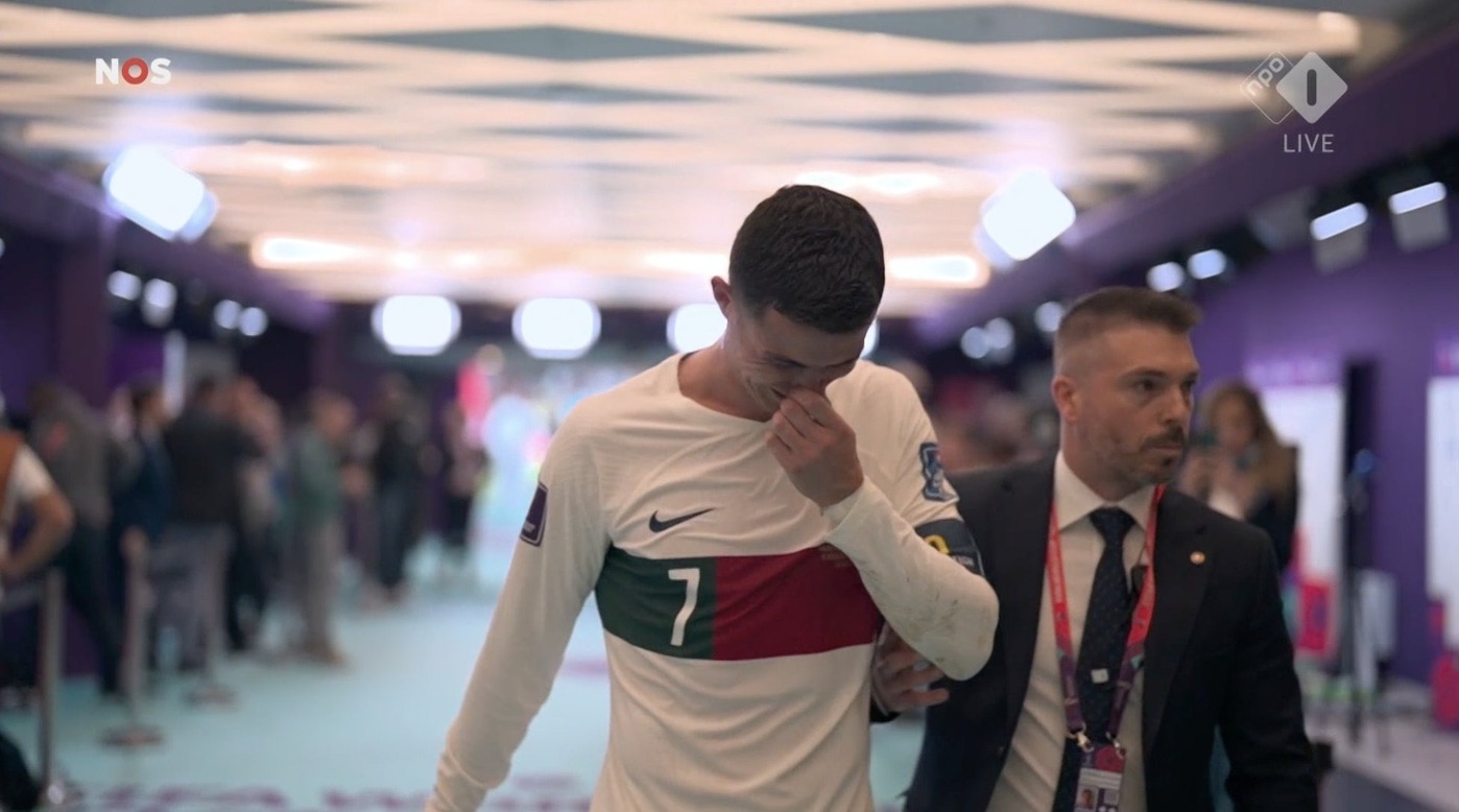 Ronaldo khóc nức nở sau khi ĐT Bồ Đào Nha bị loại ở World Cup 2022 - Ảnh 6.
