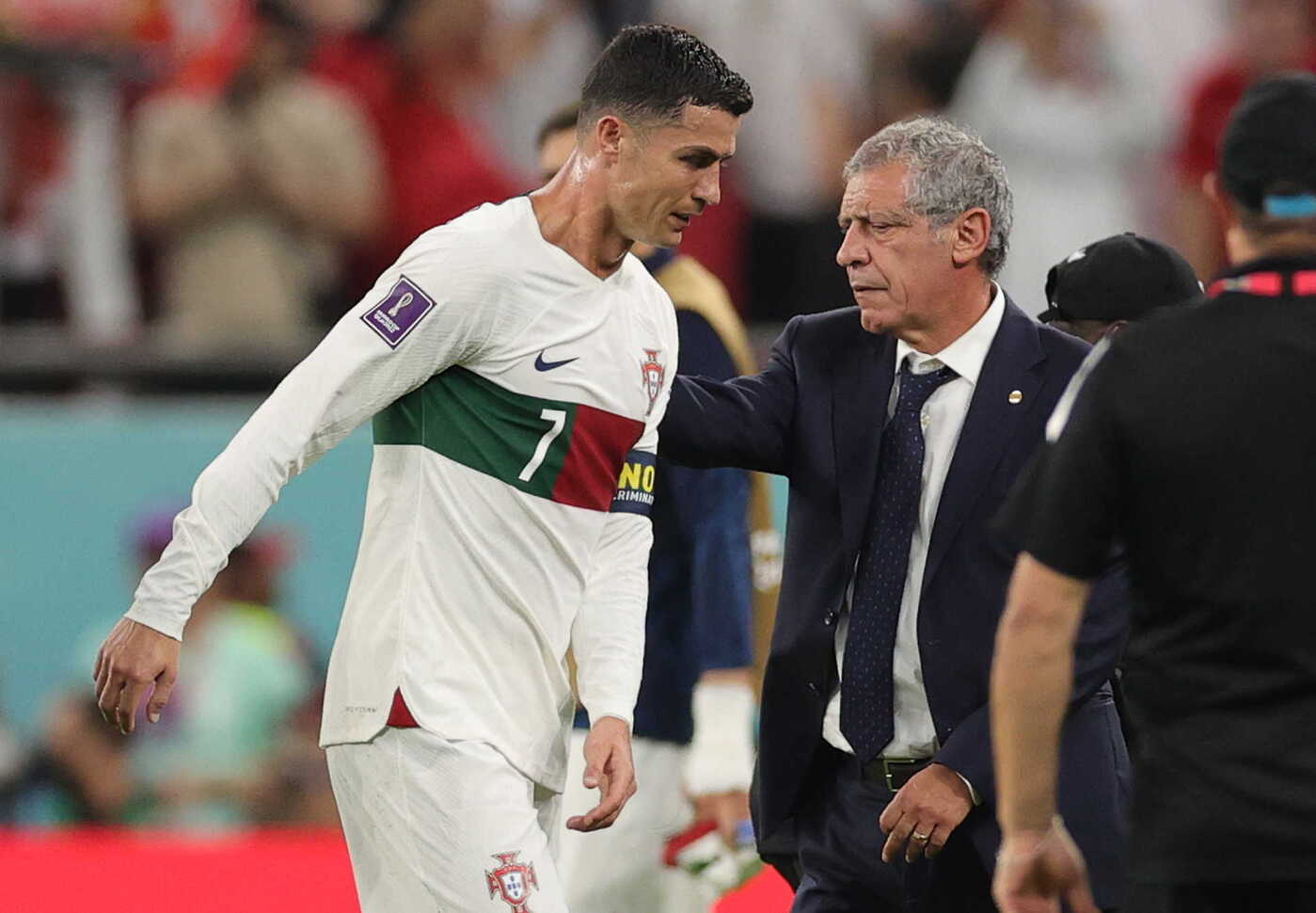 Ronaldo khóc nức nở sau khi ĐT Bồ Đào Nha bị loại ở World Cup 2022 - Ảnh 4.