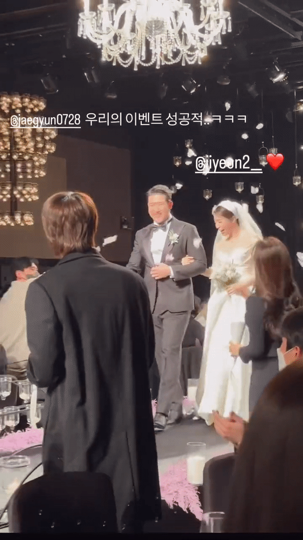 Tình bạn không ai ngờ: Jin (BTS) dự đám cưới Jiyeon (T-ara), nhiệt tình tung hoa giấy khiến cô dâu cười hạnh phúc - Ảnh 2.