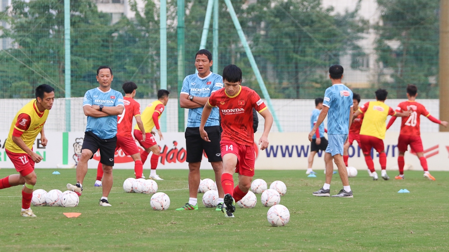 Bản tin bóng đá Việt Nam ngày 11/12: Tuyển Việt Nam làm quen bóng thi đấu AFF Cup