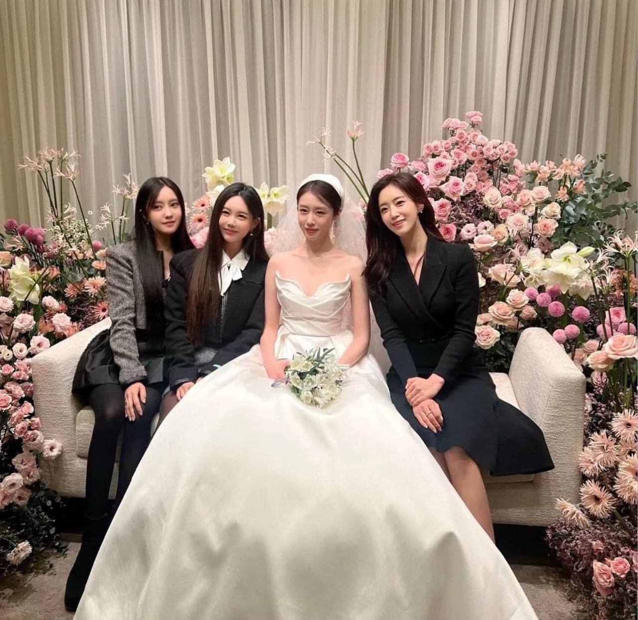 Jiyeon bật khóc khi tái hợp T-ara trong đám cưới, chồng cầu thủ tung clip hậu trường tập nhảy cực đáng yêu - Ảnh 3.