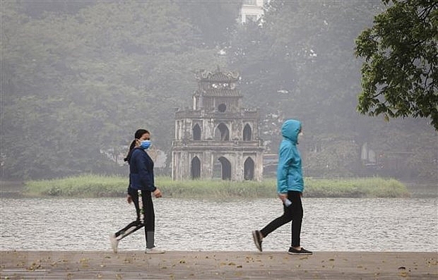 Thủ đô Hà Nội sáng sớm có sương mù, trưa chiều hửng nắng - Ảnh 1.
