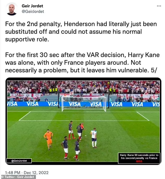 Harry Kane đã bị &quot;bao vây&quot; bởi các cầu thủ Pháp trong quả phạt đền thứ hai