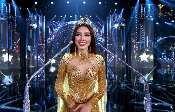 Miss International 2019 cầm giấy phát biểu gây tranh cãi, khán giả nhớ lại màn 'bắn' 4 thứ tiếng của Thùy Tiên - Ảnh 4.