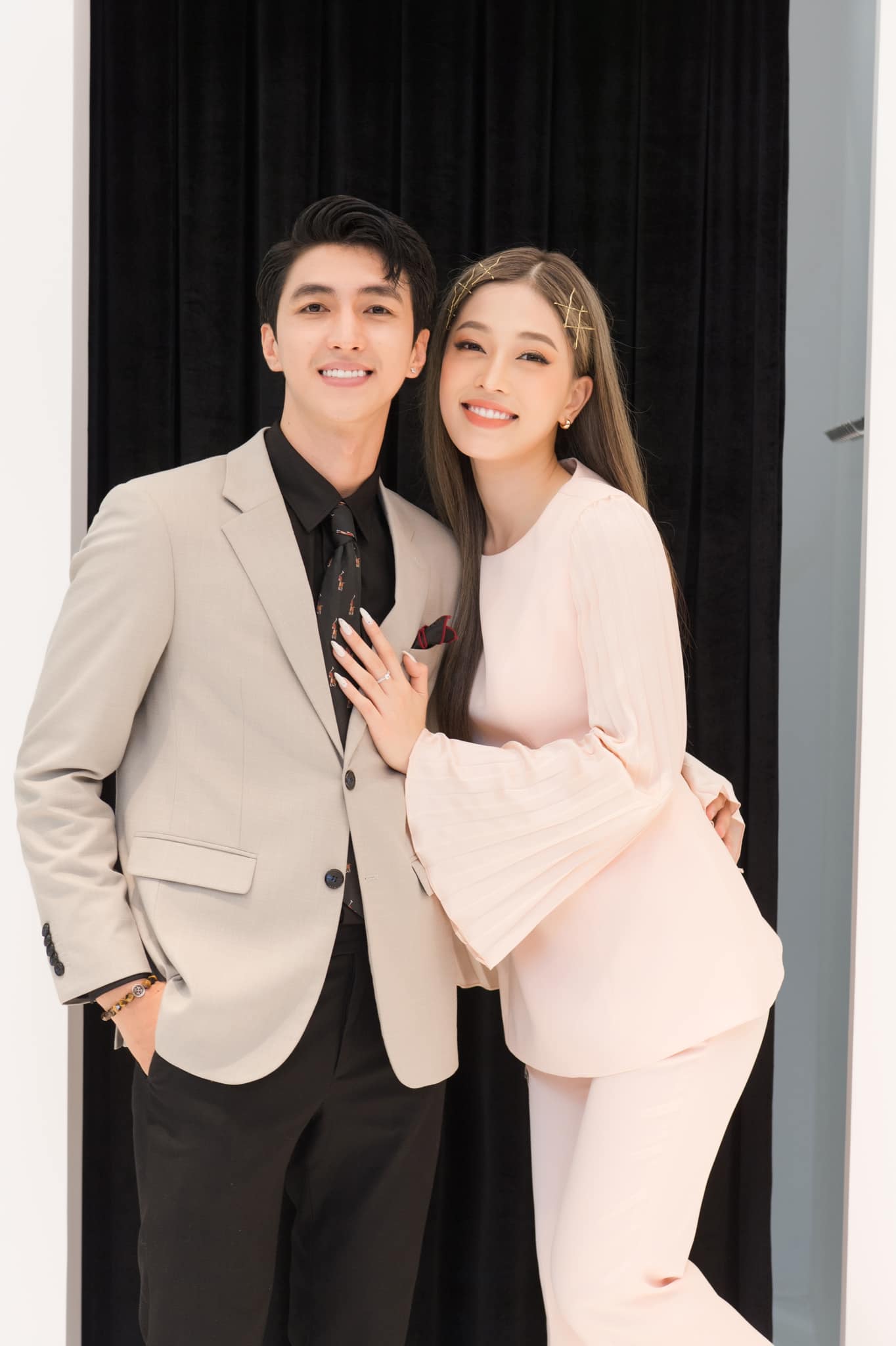 Cuộc sống tân hôn của sao Việt lên xe hoa năm 2022: Ngô Thanh Vân như hình với bóng cùng ông xã, Đỗ Mỹ Linh khiến chồng thấy 'áp lực' - Ảnh 6.