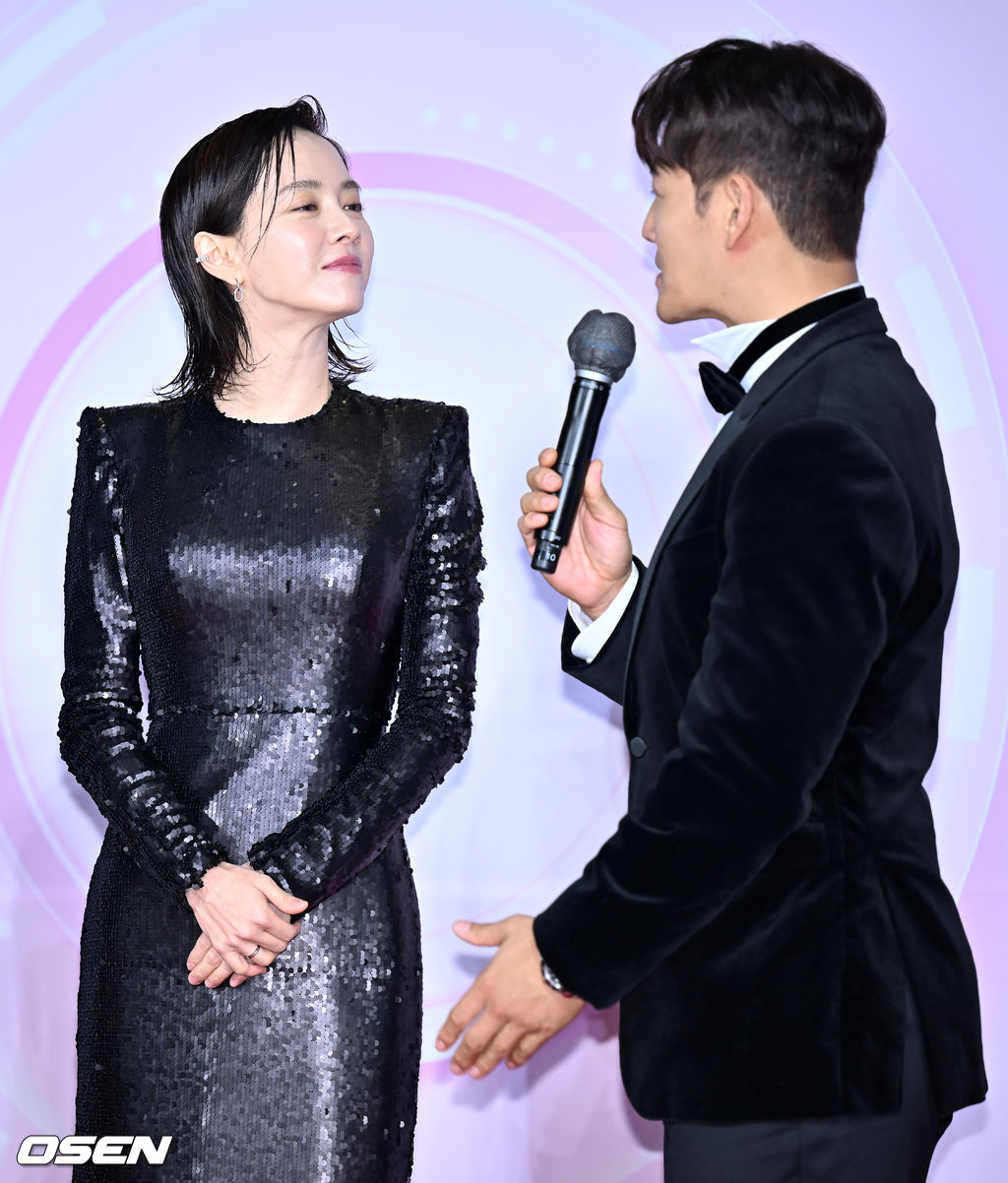 Kim Jong Kook tán tỉnh Song Ji Hyo trên thảm đỏ SBS Entertainment Awards: Chàng nói gì mà nàng vui thế này? - Ảnh 2.