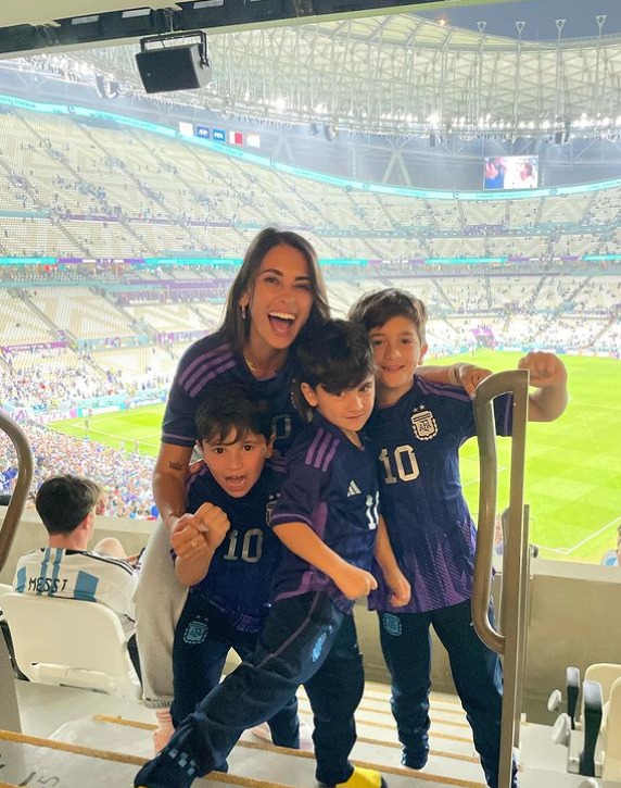 Vợ con Messi ăn mừng phấn khích khi Argentina vô địch World Cup 2022 - Ảnh 1.