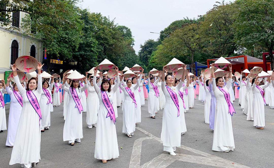 Hình ảnh phụ nữ Thủ đô rạng rỡ trong tà áo dài truyền thống - Ảnh 3.