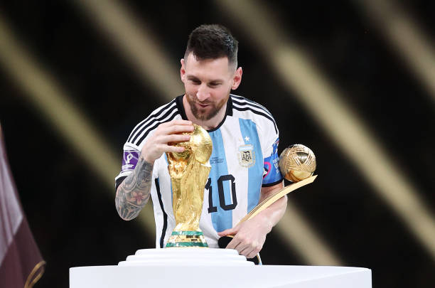Khi nhắc đến Messi, người ta không thể không nghĩ đến những chiến tích và danh hiệu của anh, đặc biệt là ngôi vô địch World Cup mà Messi từng đoạt được. Hãy xem những bức ảnh của anh trong những khoảnh khắc đỉnh cao, trong đó anh ôm chặt cúp vàng, hôn lên áo đấu và phát cuồng vì niềm vui vô tận!