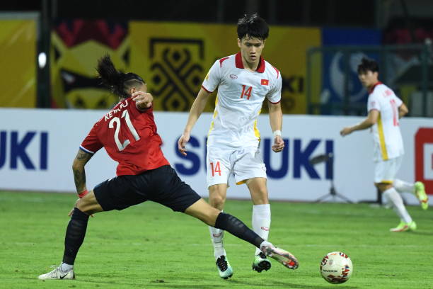 Billy Ketkeophomphone (áo đỏ) từng đối đầu tuyển Việt Nam ở AFF Cup 2020