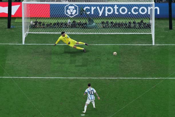 Messi sút penalty thành công, mở tỷ số cho Argentina trong trận chung kết World Cup với tuyển Pháp