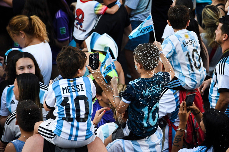 Áo đấu Messi cháy hàng toàn cầu, adidas trở tay không kịp trước lượng mua đột biến - Ảnh 2.