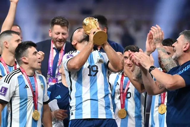 Streamer “số hưởng” nhất gọi tên Aguero: trực tiếp nâng cúp vàng World Cup, ngủ cùng Messi trước chung kết - Ảnh 1.