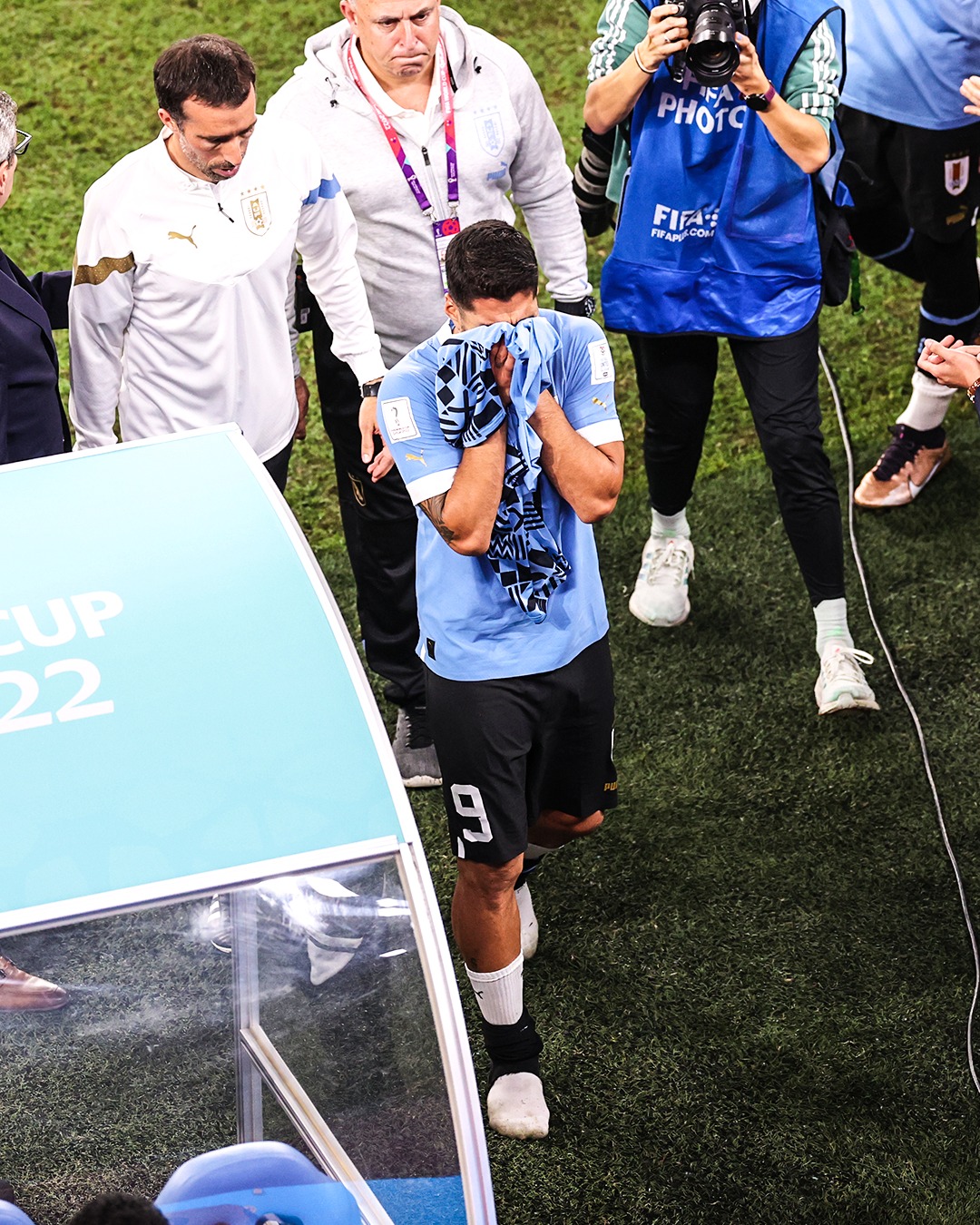 Suarez khóc nức nở khi Uruguay chính thức tạm biệt World Cup 2022 - Ảnh 16.