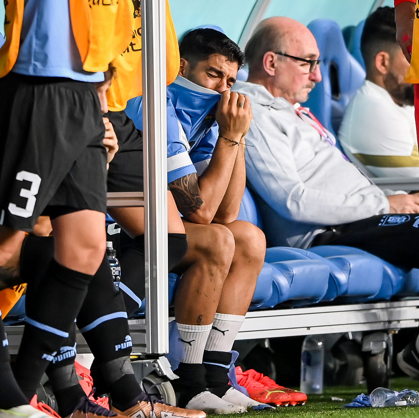 Suarez khóc nức nở khi Uruguay chính thức tạm biệt World Cup 2022 - Ảnh 8.