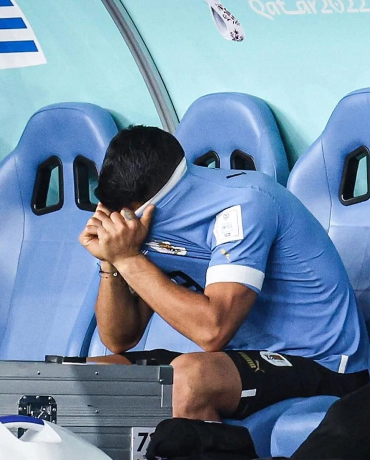 Suarez khóc nức nở khi Uruguay chính thức tạm biệt World Cup 2022 - Ảnh 4.