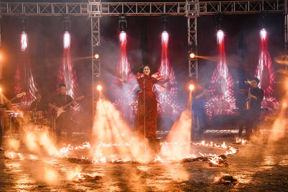 MV “Khí phách Hà Nội” chào mừng 50 năm chiến thắng Điện Biên Phủ trên không - Ảnh 1.