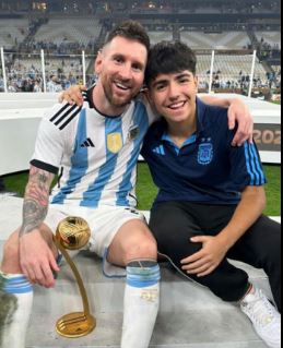 Cậu bé đặc biệt được &quot;cầu thủ vĩ đại nhất mọi thời đại&quot; Messi nhận làm con đỡ đầu: Lý lịch cực khủng, lớn lên phổng phao, được kỳ vọng tiếp nối sự nghiệp của 2 người cha vĩ đại - Ảnh 1.