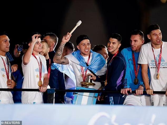 Hàng nghìn người hâm mộ đón đội tuyển Argentina trở về sau chức vô địch World Cup - Ảnh 13.