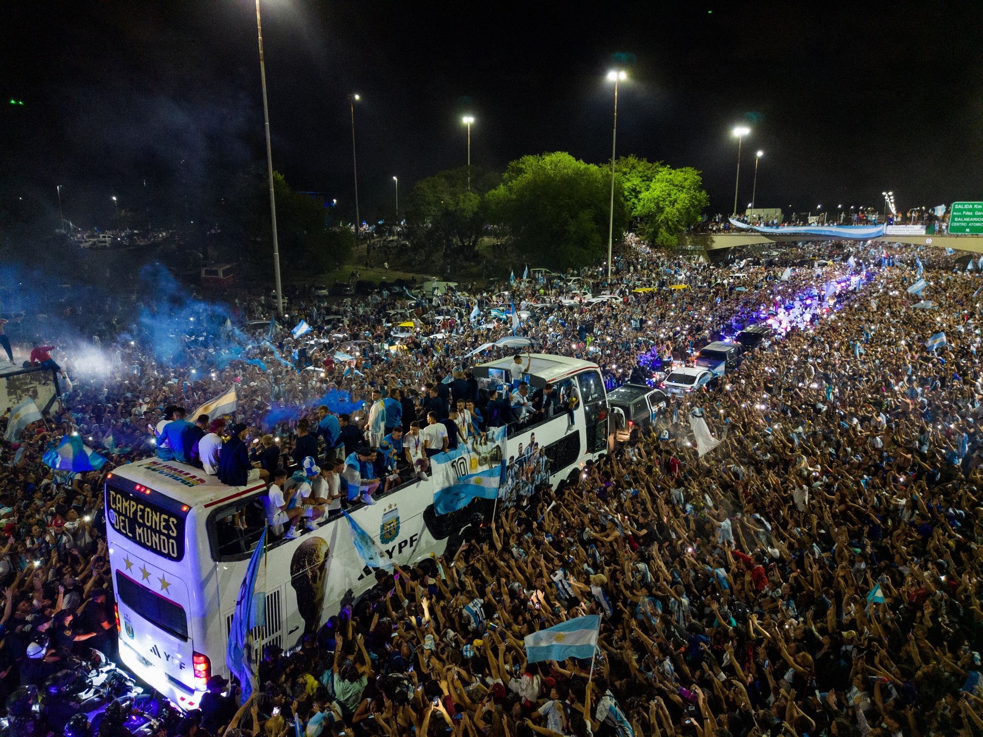 Hàng nghìn người hâm mộ đón đội tuyển Argentina trở về sau chức vô địch World Cup - Ảnh 12.