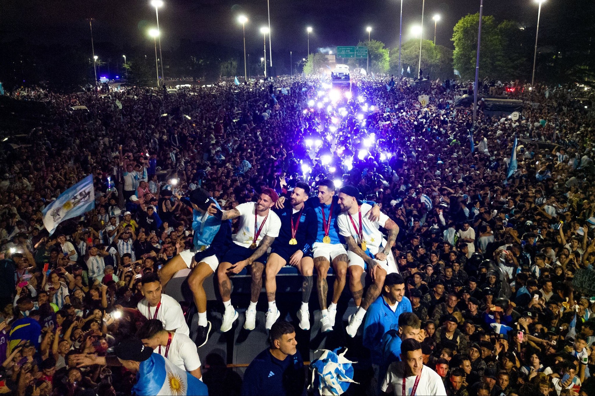 Hàng nghìn người hâm mộ đón đội tuyển Argentina trở về sau chức vô địch World Cup - Ảnh 3.