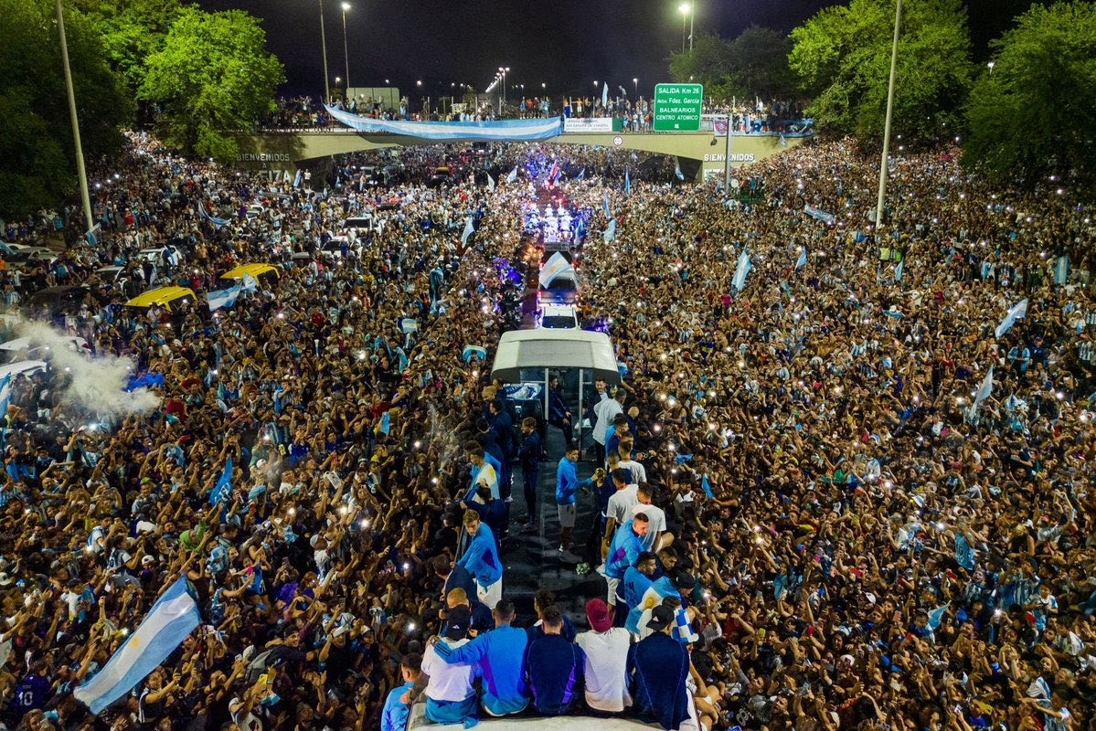 Hàng nghìn người hâm mộ đón đội tuyển Argentina trở về sau chức vô địch World Cup - Ảnh 11.