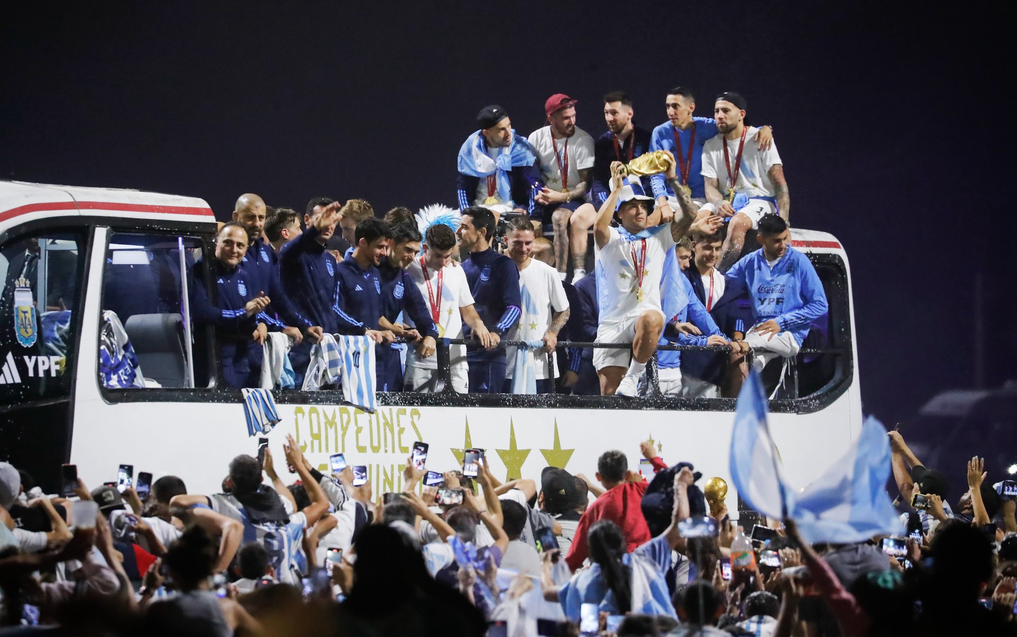 Hàng nghìn người hâm mộ đón đội tuyển Argentina trở về sau chức vô địch World Cup - Ảnh 9.