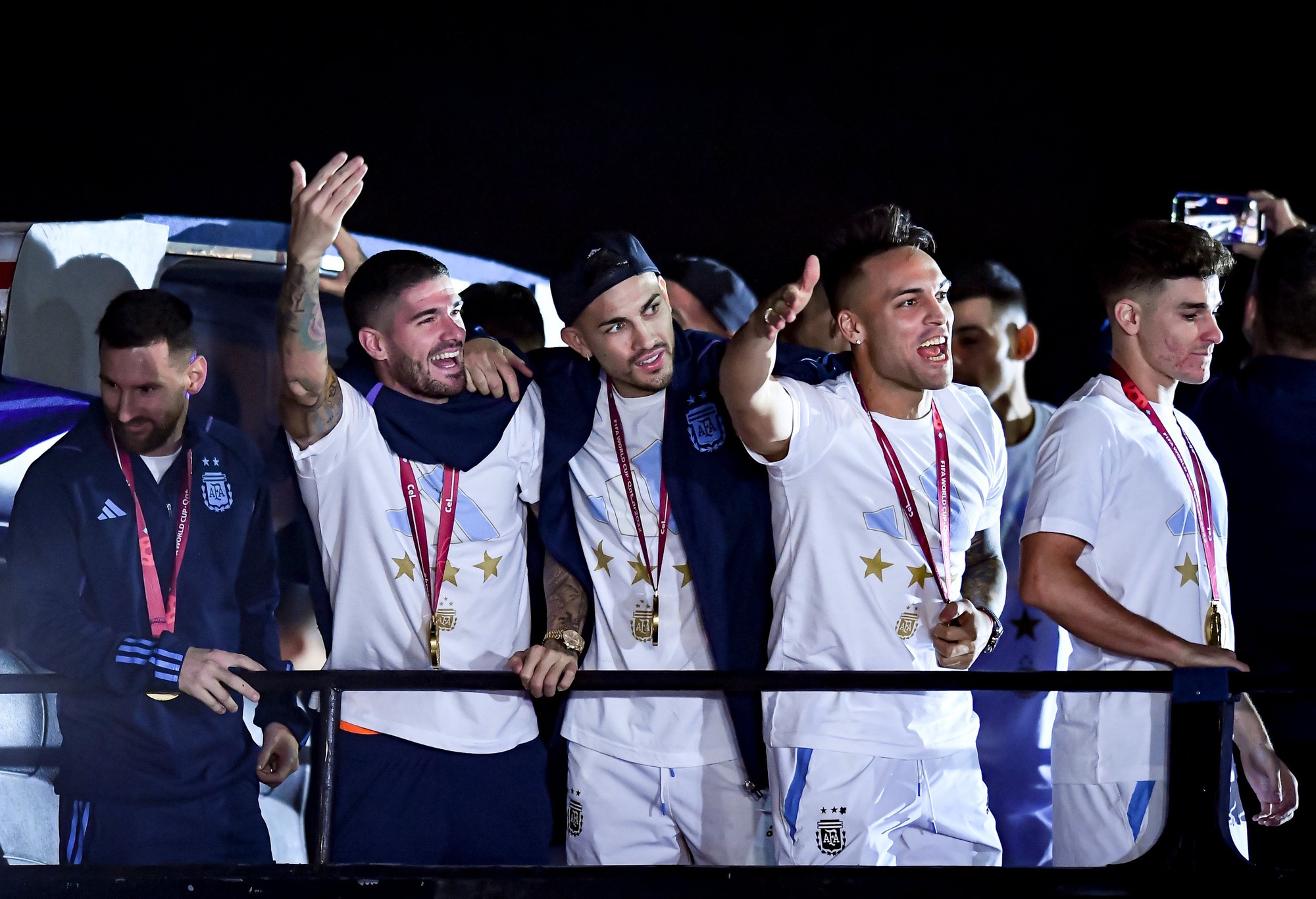 Hàng nghìn người hâm mộ đón đội tuyển Argentina trở về sau chức vô địch World Cup - Ảnh 10.