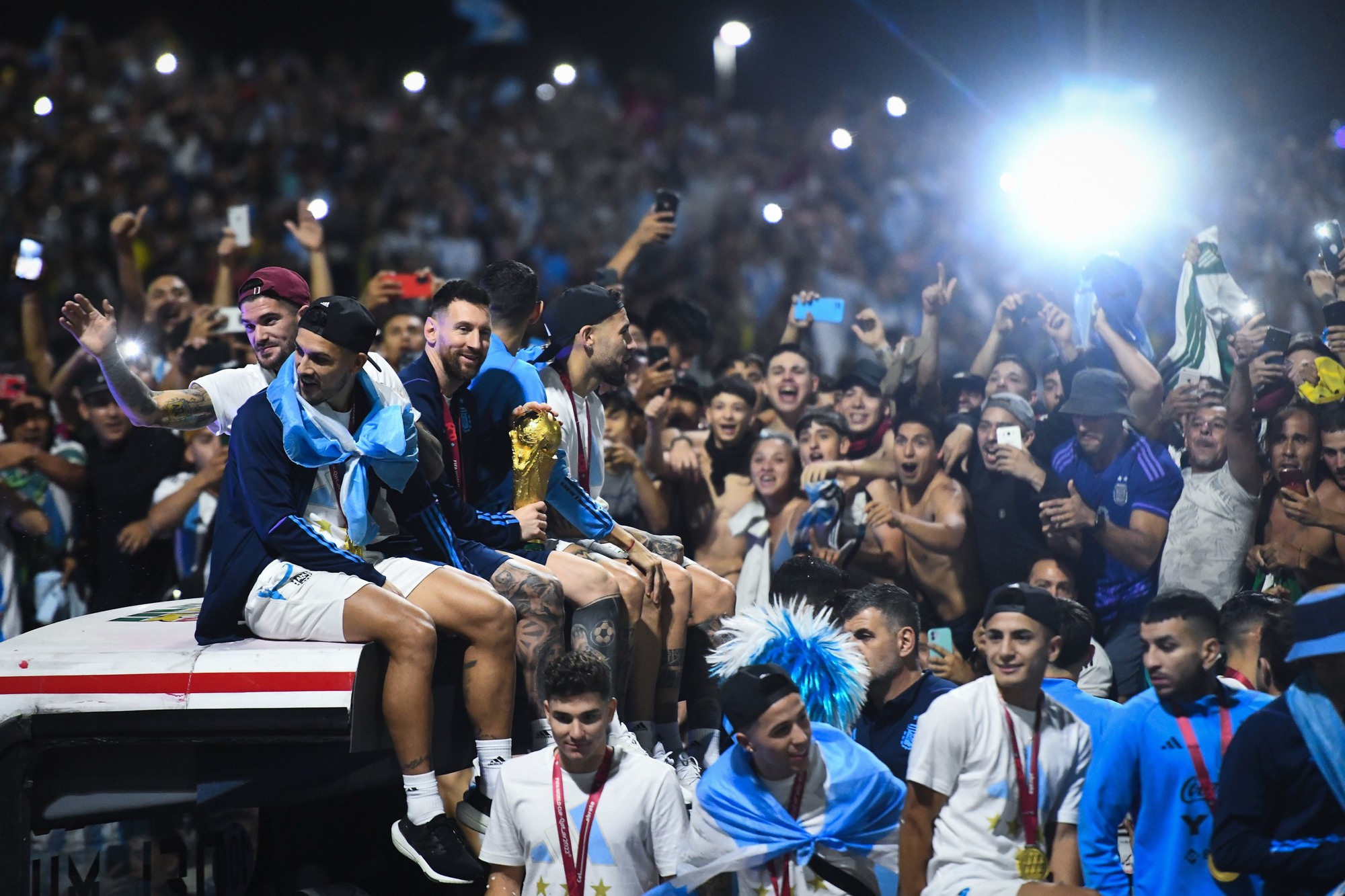 Hàng nghìn người hâm mộ đón đội tuyển Argentina trở về sau chức vô địch World Cup - Ảnh 19.
