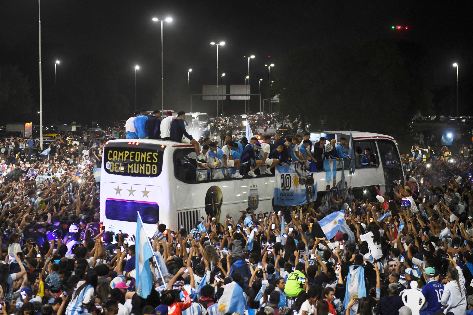 Hàng nghìn người hâm mộ đón đội tuyển Argentina trở về sau chức vô địch World Cup - Ảnh 5.