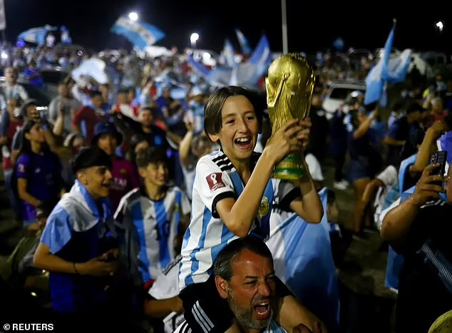 Hàng nghìn người hâm mộ đón đội tuyển Argentina trở về sau chức vô địch World Cup - Ảnh 21.