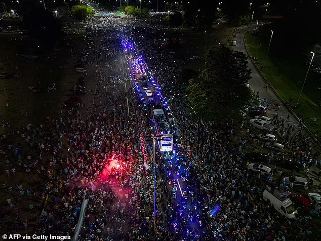Hàng nghìn người hâm mộ đón đội tuyển Argentina trở về sau chức vô địch World Cup - Ảnh 4.