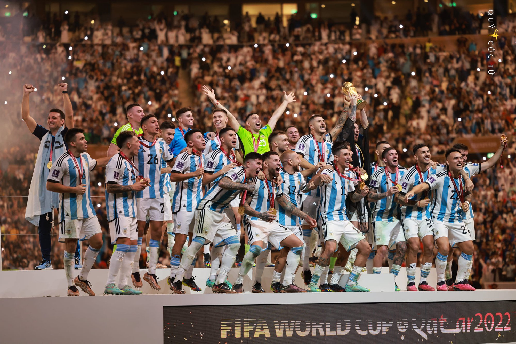 Hàng nghìn người hâm mộ đón đội tuyển Argentina trở về sau chức vô địch World Cup - Ảnh 8.