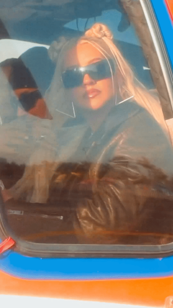 Christina Aguilera hé lộ sinh nhật đặc biệt ở Việt Nam: Vi vu Hạ Long bằng trực thăng, tình tứ chèo kayak khám phá vịnh cùng hôn phu - Ảnh 2.