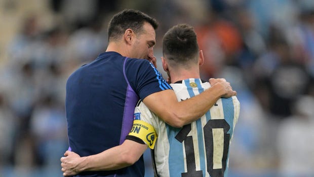 Tin nóng bóng đá sáng 20/12: HLV Argentina tiết lộ cuộc trò chuyện với Messi - Ảnh 2.