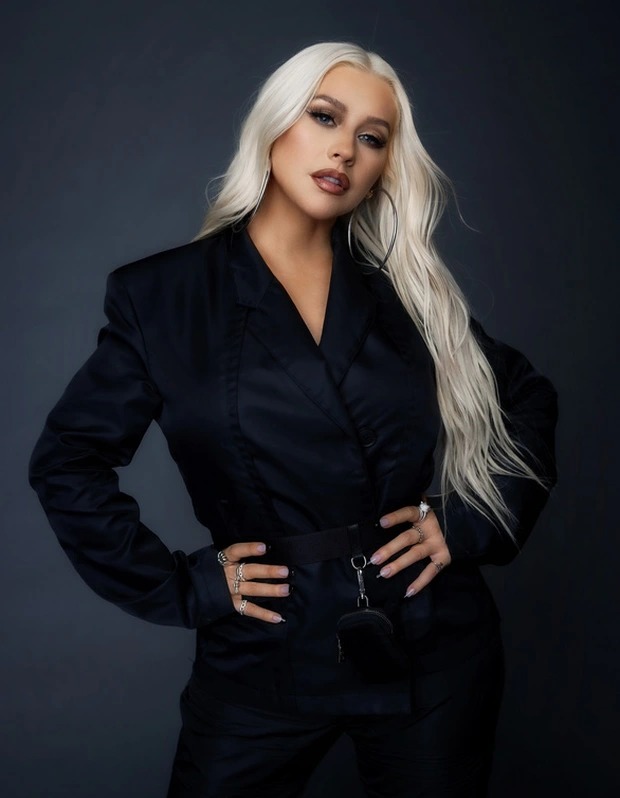 Christina Aguilera hé lộ sinh nhật đặc biệt ở Việt Nam: Vi vu Hạ Long bằng trực thăng, chèo kayak khám phá hang động cùng hôn phu - Ảnh 7.