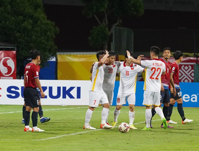 Các tuyển thủ Việt Nam ăn mừng chiến thắng sau khi ghi bàn vào lưới đội tuyển Lào ở AFF Cup 2020. Ảnh: VFF