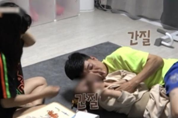 Bé gái 7 tuổi bị bố dượng quấy rối ngang nhiên trên sóng truyền hình: Thái độ của mẹ khi nghe con cầu cứu càng phẫn nộ hơn - Ảnh 1.