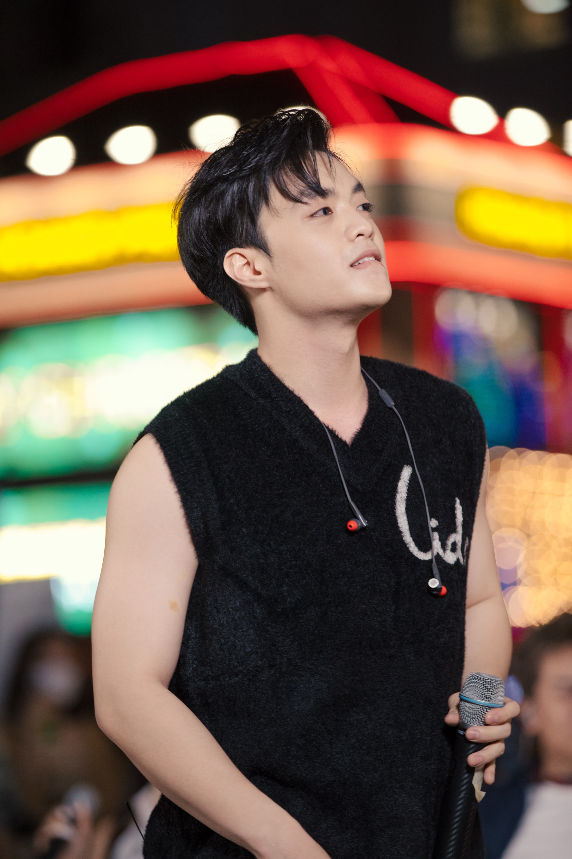 Nam ca sĩ bật khóc, mồ hôi nhễ nhại, đỏ bừng mặt giữa phố đi bộ khi cover Một Ngàn Nỗi Đau! - Ảnh 9.