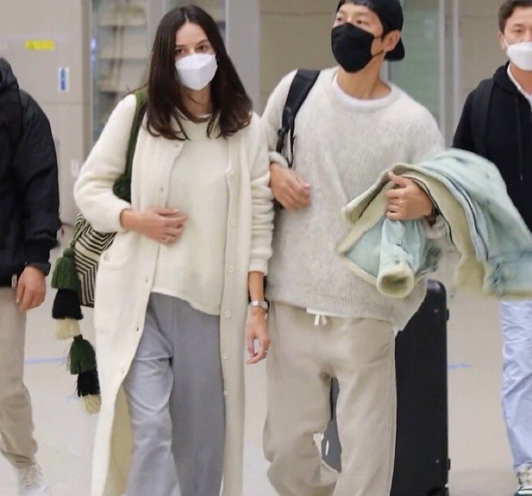 Nghi vấn Song Joong Ki công khai người yêu mới: Tình tứ sánh đôi ngay tại sân bay, xôn xao vì cô gái không phải người Hàn? - Ảnh 3.