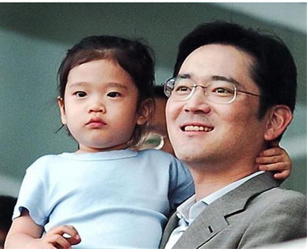Hai người con của Chủ tịch Samsung: Con gái càng lớn nhan sắc càng gây sốt,