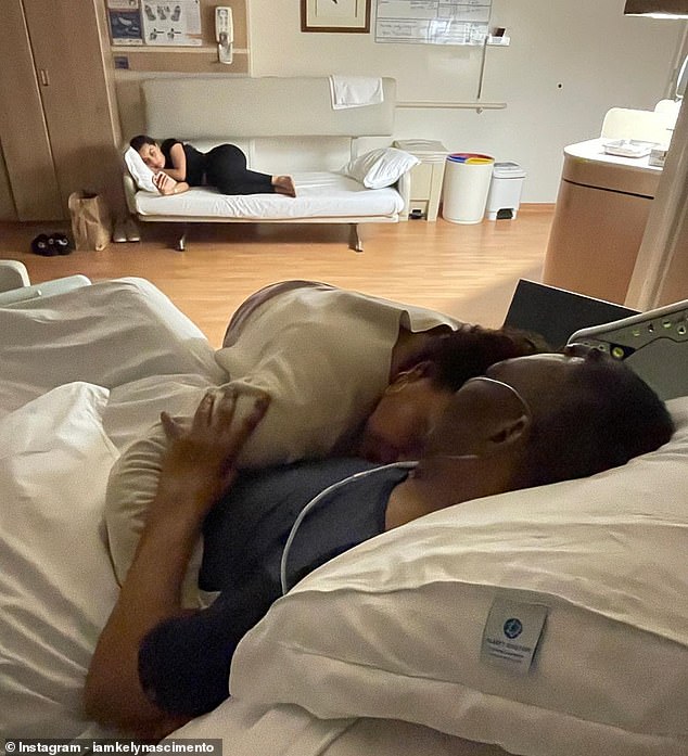 Xúc động hình ảnh con gái ôm Vua bóng đá Pele trong bệnh viện - Ảnh 1.