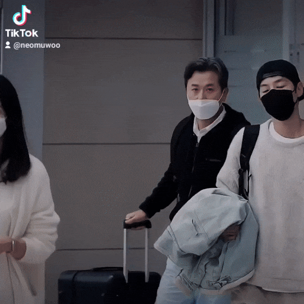 Nghi vấn Song Joong Ki công khai người yêu mới: Tình tứ sánh đôi ngay tại sân bay, xôn xao vì cô gái không phải người Hàn? - Ảnh 1.