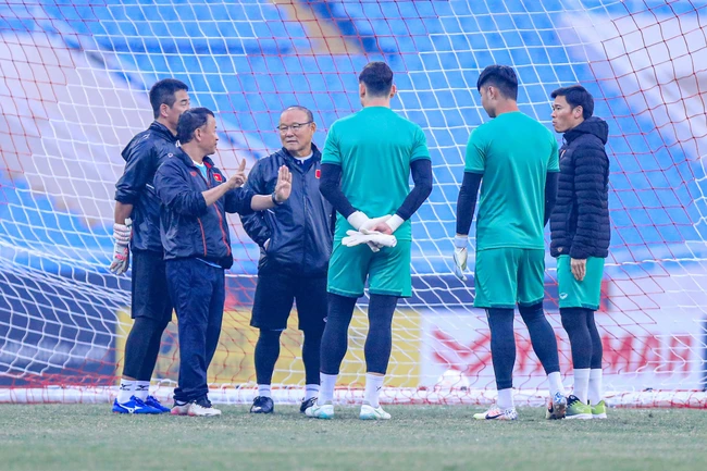 Thầy Park dặn dò kỹ Văn Lâm và các thủ môn đội tuyển Việt Nam.Ảnh: Thanh Nhã