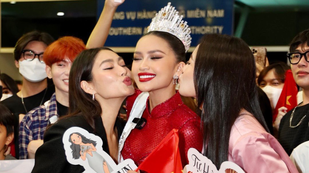Ngọc Châu lên đường thi Miss Universe: Cả dàn Hoa - Á hậu ra tiễn, Thảo Nhi Lê tuyên bố làm 'nhà tài trợ vĩnh viễn'